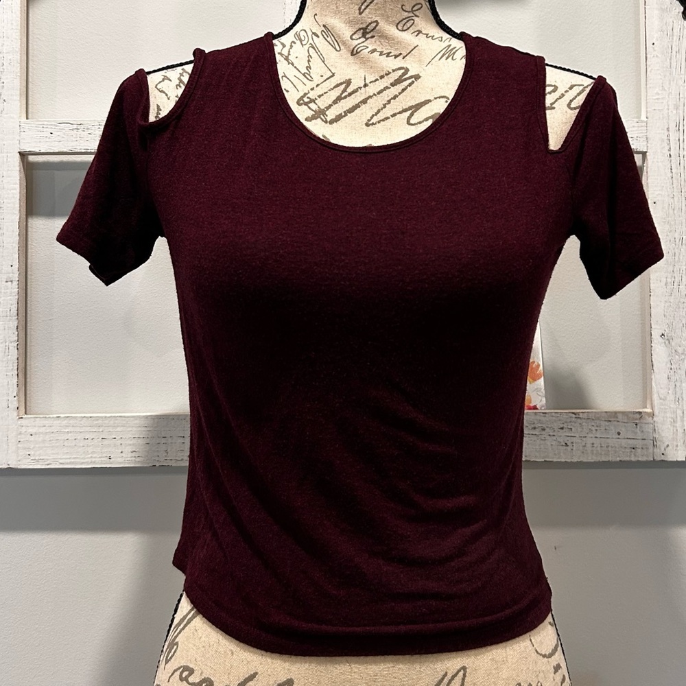 Garage Cold Shoulder Top/Shirt Short Sleeve Maroon/Burgundy Rayon Spandex Medium